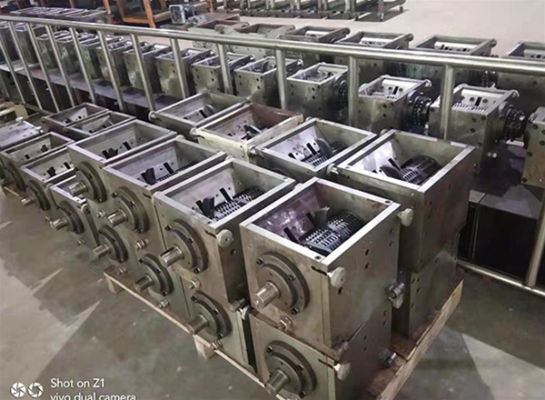 中速（sù）碎料機內部圖